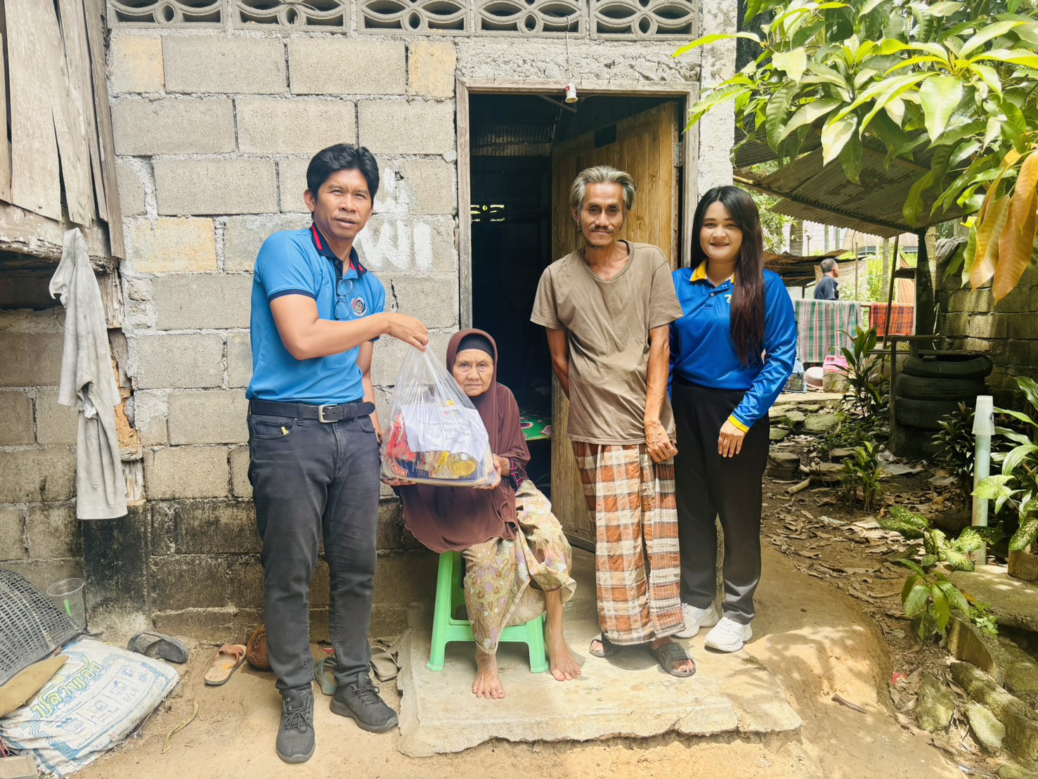 พช.ยะหา ลงพื้นที่เยี่ยมครัวเรือนตกเกณฑ์รายได้ มอบถุงยังชีพช่วยเหลือผู้ยากจน จากใจ สหกรณ์ออมทรัพย์กรมการพัฒนาชุมชนจังหวัดยะลา