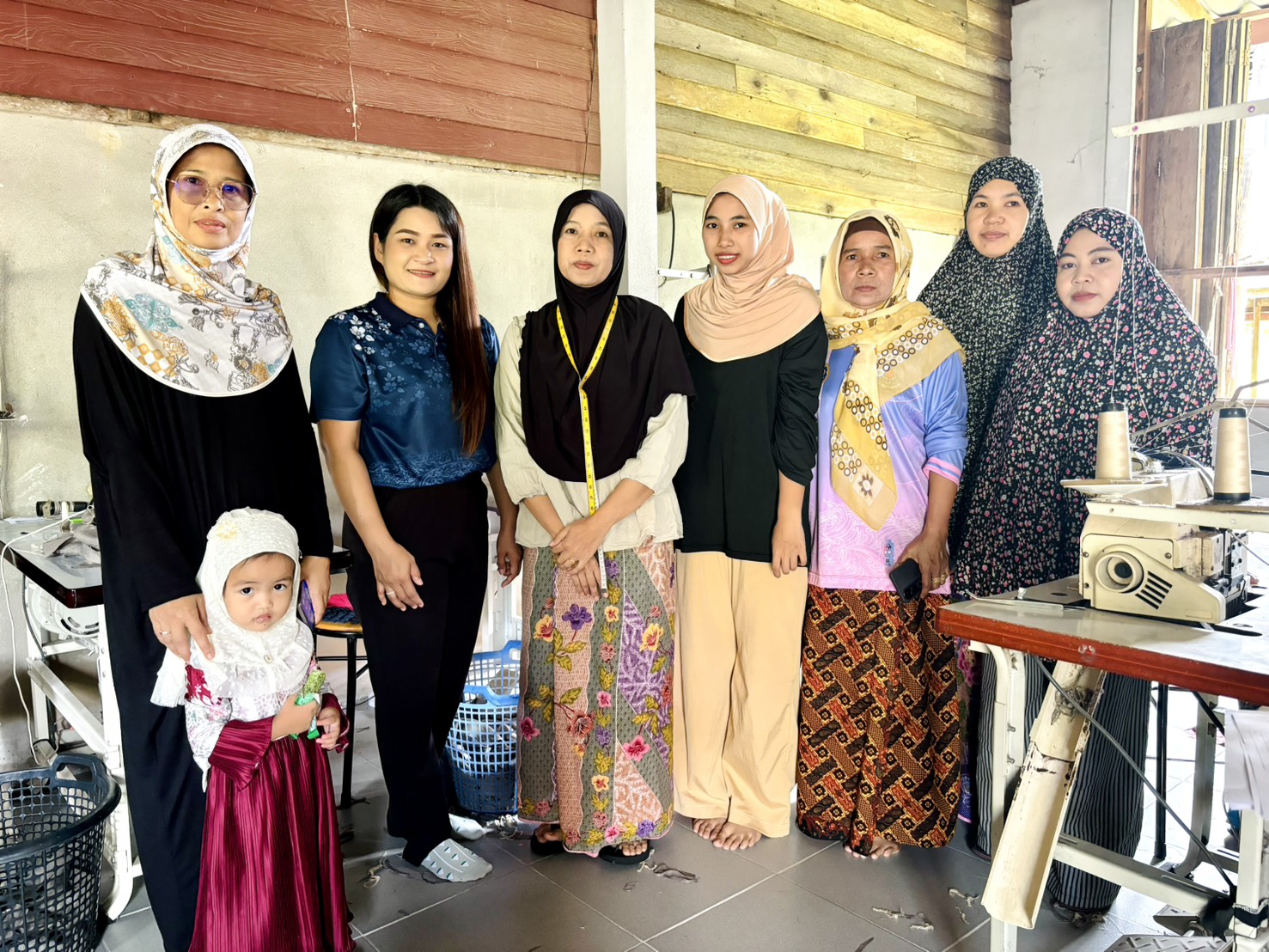 พช.ยะหา ลงพื้นที่ติดตามการดำเนินงานกองทุนพัฒนาบทบาทสตรี สนับสนุนกลุ่มสตรีตัดเย็บเสื้อผ้าบ้านกือซง ตำบลปะแต