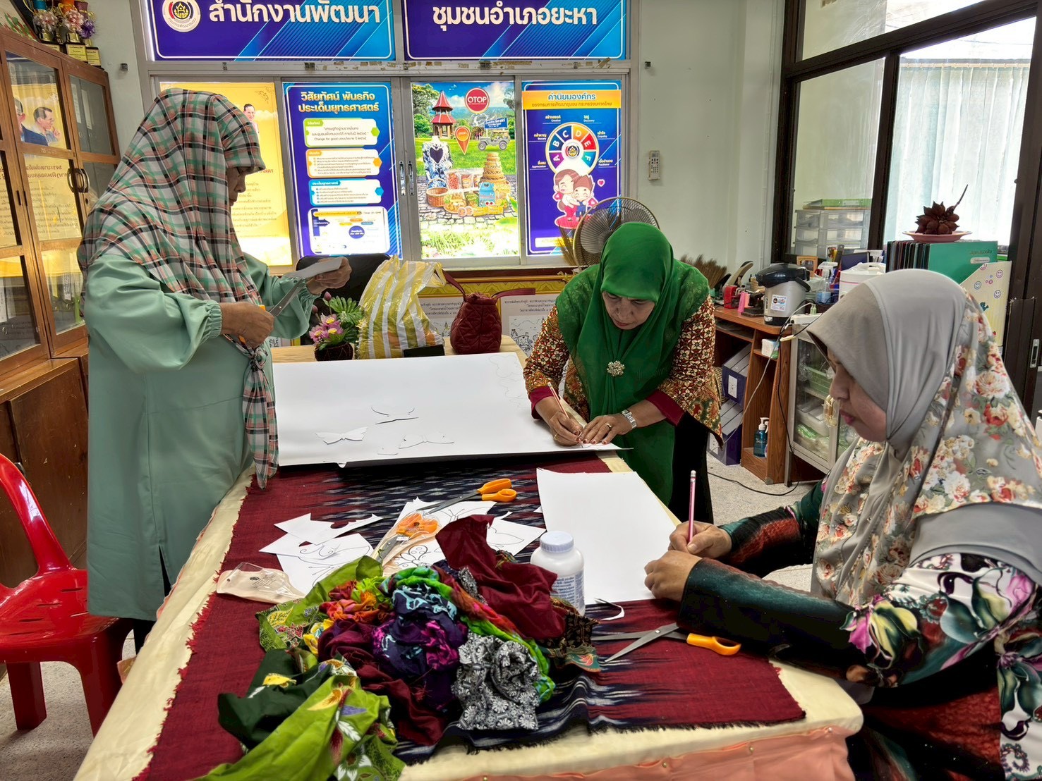 🦋 พช.ยะหา ร่วมประดิษฐ์ “ผีเสื้อจากผ้าไทย” สนับสนุนงานกาชาด ประจำปี 2568