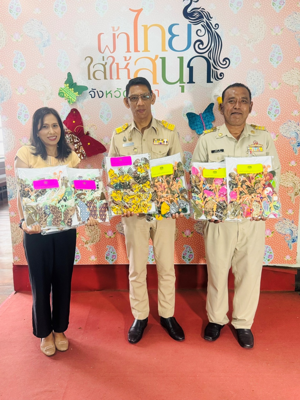 🦋 พช.ยะหา ส่งมอบ “ผีเสื้อจากผ้าไทย” ร่วมสนับสนุนสมาคมแม่บ้านมหาดไทย ในงานกาชาดประจำปี 2568