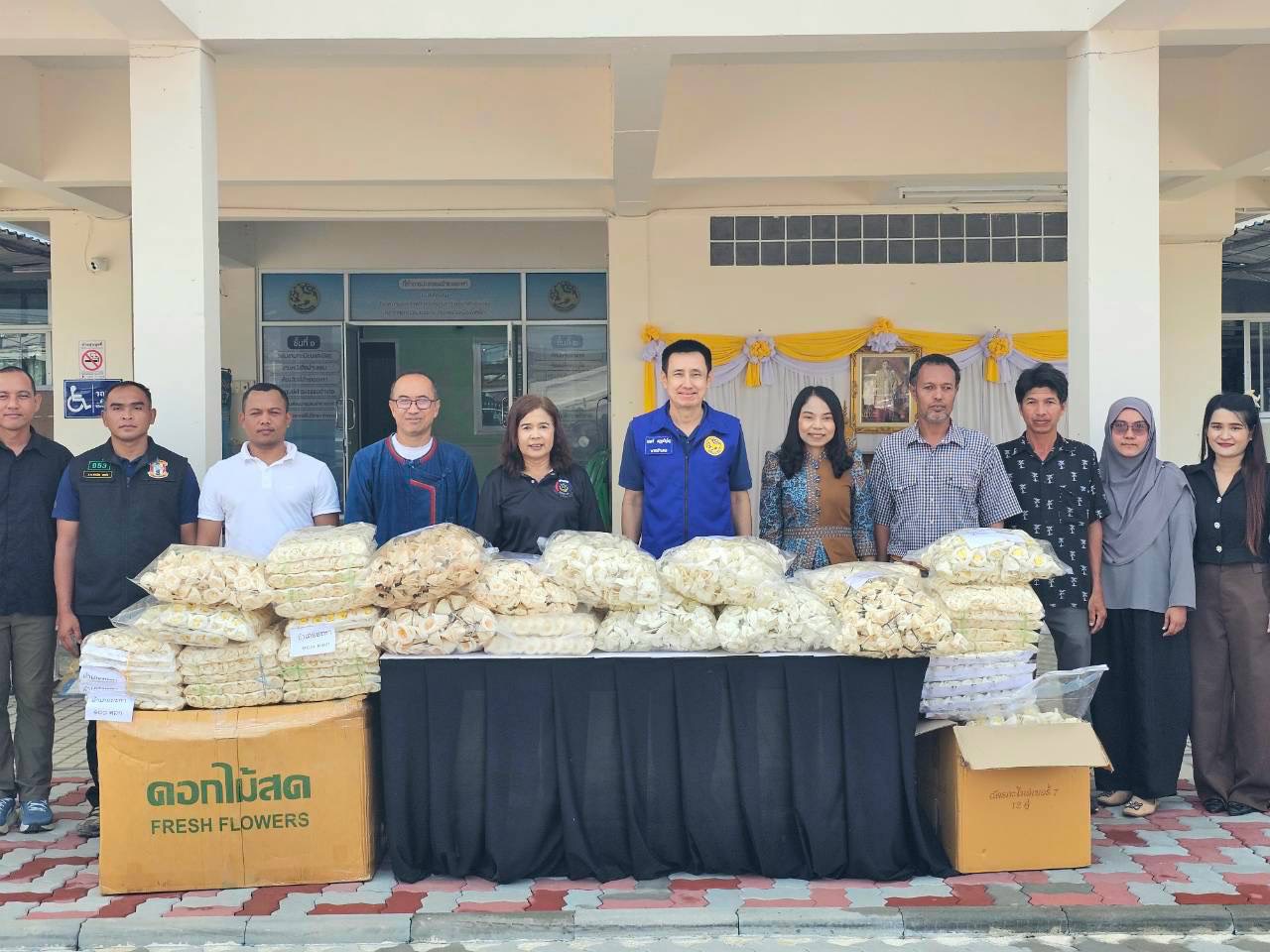 พช.ยะหา รับมอบดอกไม้จันทน์จากนายอำเภอยะหา และหน่วยงานต่างๆในพื้นที่อำเภอยะหา